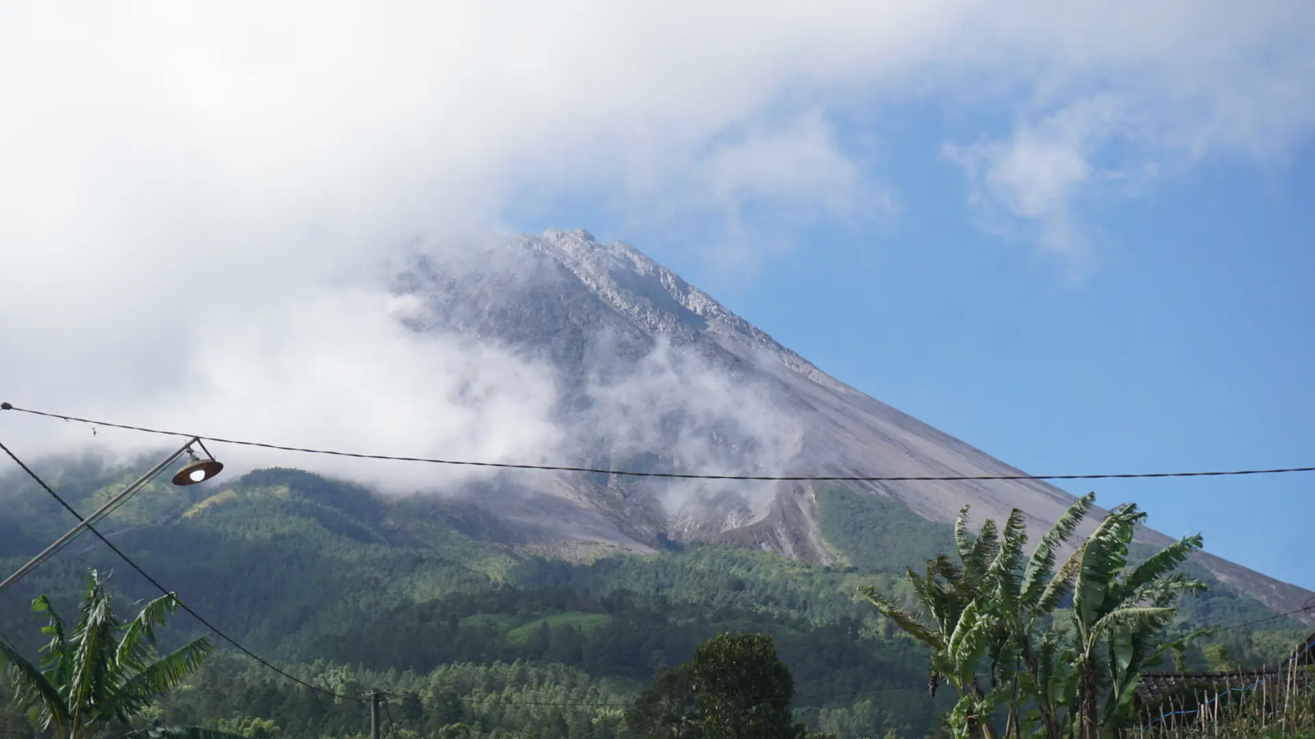 iuncak Gunung Merapi terlihat dari Dusun Stabelan, Tlogolele, Boyolali, Selasa (22/5).(Liputan6.com/Fajar Abrori)