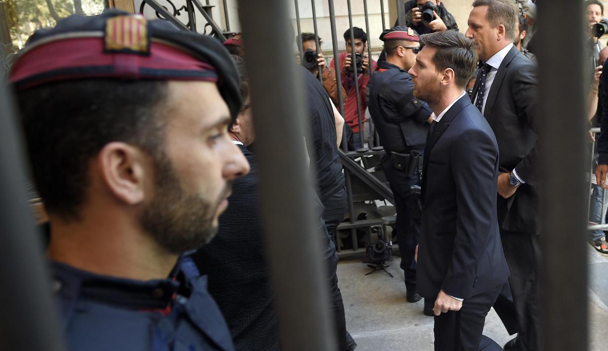 Bintang Barcelona, Lionel Messi menuju ruang pengadilan guna mengikuti sidang kasus pajak di Kantor Pengadilan Barcelona, (2/6/2016). (AFP/Lluis Gene)