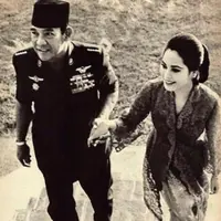 Dewi Soekarno bersama Soekarno di Wisma Yaso (Dok.Instagram/@dewisukarnoofficial/https://www.instagram.com/p/BytpucJgGud/Komarudin)
