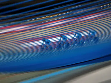 Pebalap sepeda Belgia berlatih jelang Kejuaraan Dunia Balap Sepeda Trek di Lee Valley Velo Park, London, Inggris, (1/3/2016). (AFP/Adrian Dennis)
