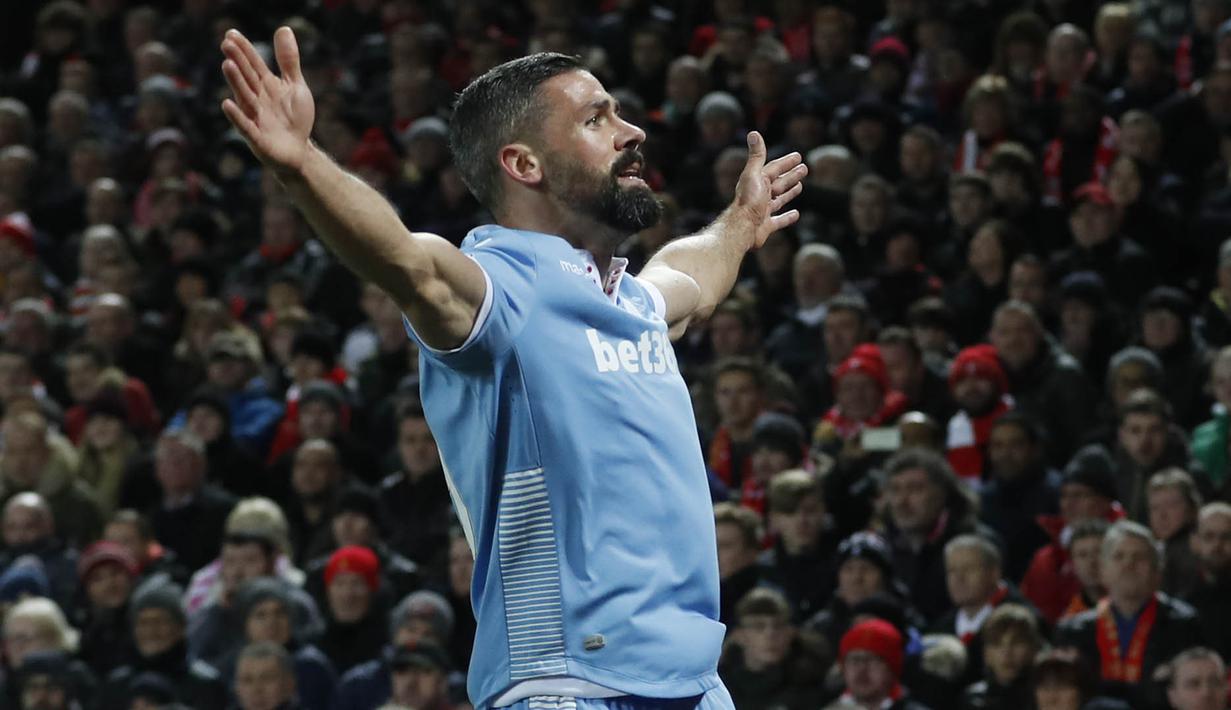 Striker Stoke, Jonathan Walters, merayakan gol yang dicetaknya ke gawang Liverpool. The Reds sempat dikagetkan oleh gol Walters yang terjadi pada menit ke-12 memanfaatkan umpan Erik Pieters. (Reuters/Carl Recine)