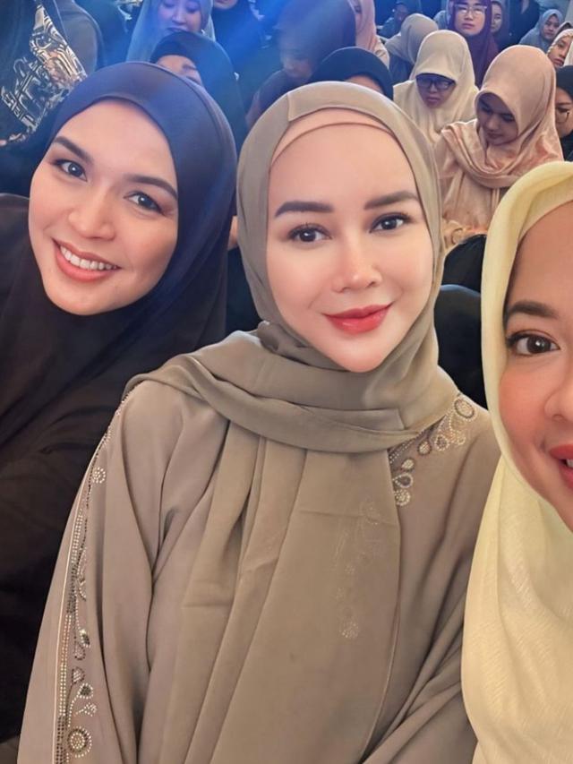 Gaya hijab Aura Kasih yang anggun dalam setiap momen. (credit: instagram.com/aurakasih)
