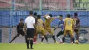 Pemain Bhayangkara Solo FC, Alsan Putra Masat Sanda (tengah) berusaha menjebol gawang PSM Makassar dalam pertandingan matchday ke-2 Babak Penyisihan Grup B Piala Menpora 2021 di Stadion Kanjuruhan, Malang, Sabtu (27/3/2021). Kedua tim bermain imbang 1-1. (Bola.com/Ikhwan Yanuar)