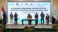 Menteri Kesehatan RI Budi Gunadi Sadikin menandatangani Cover Letter Proposal Pandemic Fund Indonesia sebagai wujud komitmen Pemerintah dalam kesiapan penanganan pandemi selanjutnya di Gedung Kemenkes RI Jakarta pada Rabu, 17 Mei 2023. (Dok Kementerian Kesehatan RI)