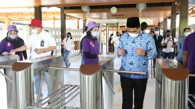 Wakil Gubernur Jawa Tengah Taj Yasin, saat berada di kompleks wisata Candi Borobudur. (Foto: Liputan6.com/Humas Provinsi Jateng)