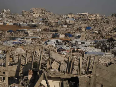 Tenda-tenda tersebar di tengah-tengah kerusakan yang luas di Jabalia, di bagian utara Jalur Gaza, Minggu 7 Desember 2025. Pemulihan permukiman penduduk di Jabalia, Jalur Gaza utara, menghadapi tantangan besar. (AP Photo/Jehad Alshrafi)