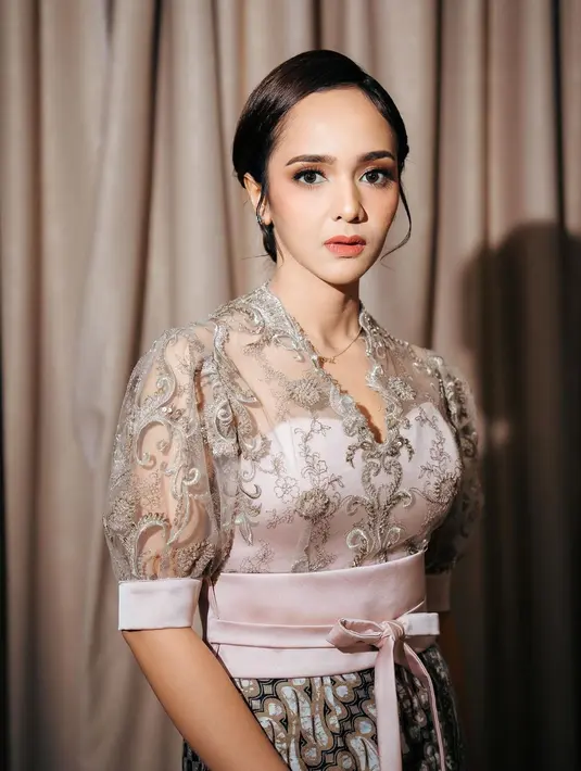 Ini penampilan Dianda Sabrina dengan kebaya di hari wisudanya. Wajahnya dipoles oleh MUA Hepi David, Dianda Sabrina semakin pancarkan pesona di hari bahagia. Simpel tapi cantik, rambut Dianda Sabrina ditata oleh hair stylist Jannati Firdaus. Puas dengan hasil makeup-nya, Sabrina ungkap jika Hepi David adalah orang kedua yang dihubungi setelah keluarga usai dinyatakan lulus sidang Maret 2024 lalu. (Liputan6.com/IG/@sabrindh)