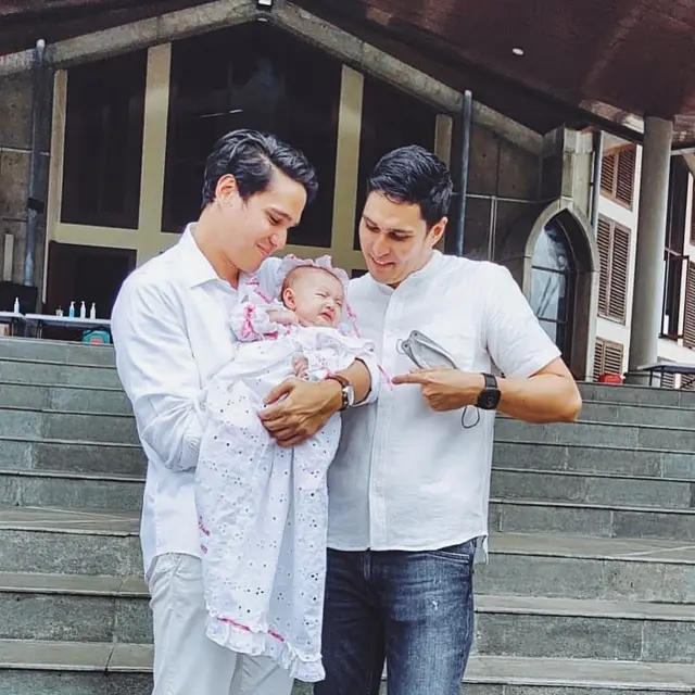 Pembaptisan anak Nadine Chandrawinata - Dimas Anggara. (Instagram/ https://www.instagram.com/marcelchandra)