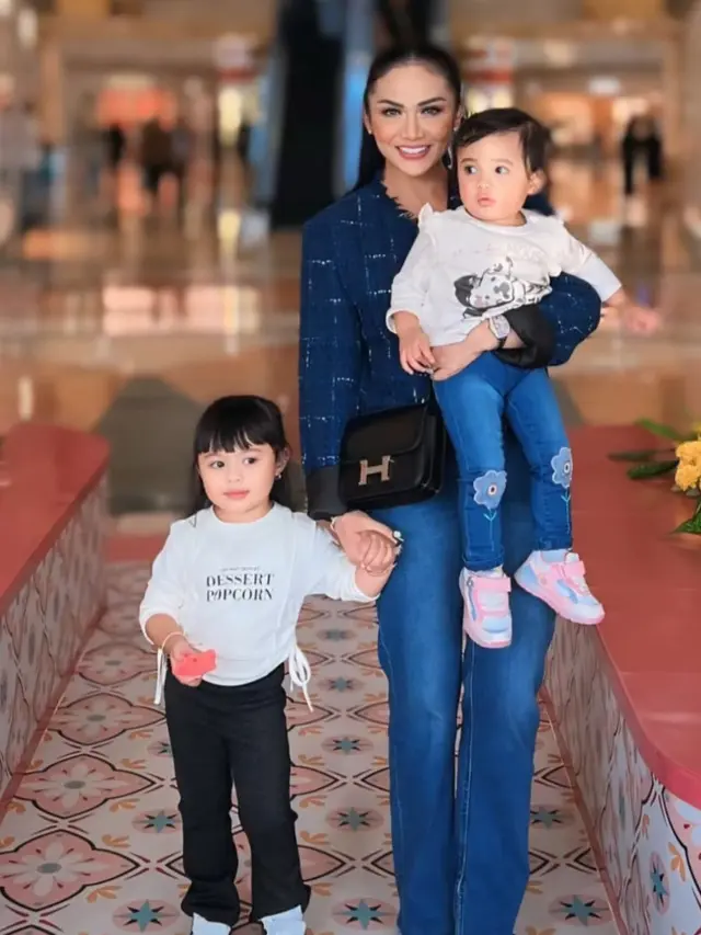 Gaya Dua Anak Aurel Hermansyah saat Dimomong Krisdayanti Keliling Jakarta. [@krisdayantilemos]