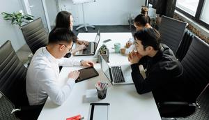 Ilustrasi meeting online menggunakan webcam. ©Thirdman/Pexels.com.