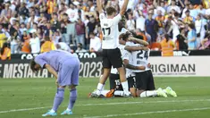 Para pemain Valencia melakukan selebrasi usai menjamu Real Madrid pada pekan ke-35 Liga Spanyol 2022/2023 di Mestalla, Senin (22/5/2023) dini hari WIB. (AP Photo/Alberto Saiz)