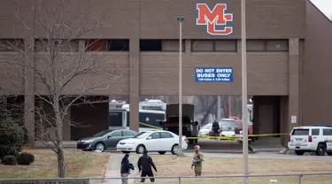 Pihak berwenang menyelidiki kasus penembakan mematikan yang terjadi di sebuah SMA Marshall County High School di Benton, Kentucky, Amerika Serikat, Selasa (23/1). Dua siswa dilaporkan tewas dalam kejadian tersebut. (Ryan Hermens/The Paducah Sun via AP)