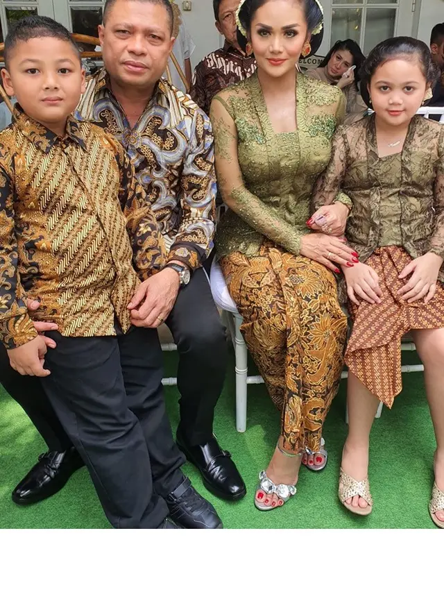 6 Gaya Krisdayanti saat Kenakan Kebaya, Cantik Nan Menawan