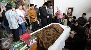 Ketua Umum DPP Partai Nasdem Surya Paloh saat mendoakan jenazah almarhum pengacara Adnan Buyung Nasution di kediamannya, Lebak Bulus, Jakarta, Rabu (23/9/2015). Adnan menghembuskan napas terakhir pada pagi tadi pukul 10.15 WIB. (Liputan6.com/Helmi Afandi)