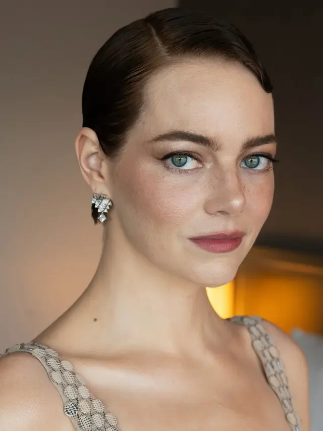 Tampilan Pixie Cut Emma Stone Jadi Sorotan di Oscars 2025, Hidupkan Gaya Rambut 1920an di Era Modern