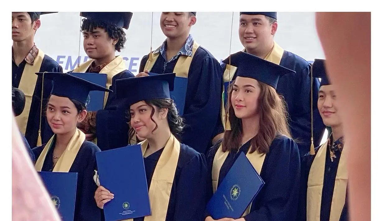 Kayra yang kini mulai memasuki usia 18 tahun terlihat cantik dalam balutan toga. Selain itu kebaya yang dikenakannya juga semakin membuat dirinya terlihat anggun.