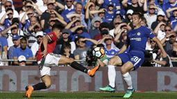 Striker Manchester United, Alexis Sanchez, berebut bola dengan bek Chelsea, Cesar Azpilicueta, pada laga final Piala FA 2017-2018 di Stadion Wembley, Sabtu (19/5/2018). Chelsea menang 1-0 atas Manchester United. (AP/Tim Ireland)