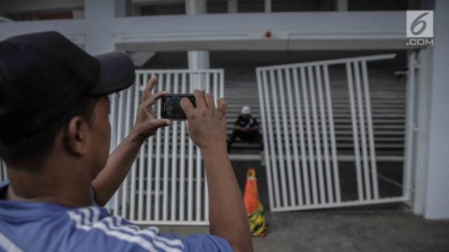 Pintu masuk zona 9 Stadion Utama Gelora Bung Karno yang rusak (Liputan6.com/Faizal Fanani)