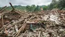 Longsor terjadi di tiga desa, yaitu Dusun Tarukahan, Dusun Cibuyut, dan Desa Cibeunying. Sejumlah rumah warga tertimbun hingga rata dengan tanah. Tampak dalam foto, sebuah rumah yang hancur terlihat saat tim penyelamat mencari korban selamat setelah longsor menimbun beberapa rumah di Desa Cibeunying, Kabupaten Cilacap, Jawa Tengah, pada Jumat 14 November 2025. (Bakhtiar RAHMAN/AFP)