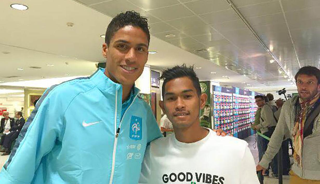 Martunis foto bersama Raphael Varane usai menonton laga antara Real Madrid melawan Getafe di Stadion Santiago Bernabeu, Spanyol. (Istimewa)