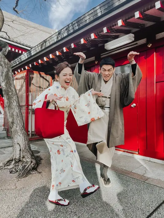 Tak hanya romantis, Ifan Seventeen dan Citra Monica tak segan berpose kocak. Keduanya tampak lucu dan menuai komentar warganet. Tak sedikit yang mendoakan Citra hamil sepulang dari Jepang. (Liputan6.com/IG/@ifanseventeen)