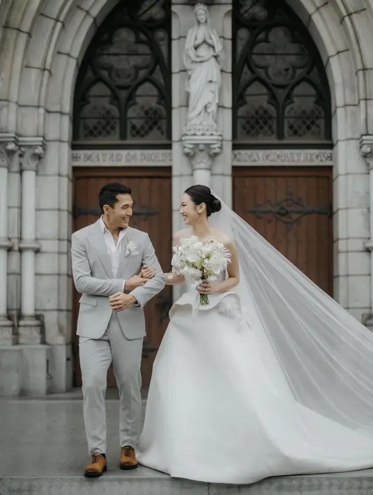 Di akhir tahun 2023, Shanju resmi menikah dengan Jonatan Christie. Saat pemberkatan nikah, ia pun tampil bak putri dengan gaun putih dari Elsie Chrysila Atelier. [@shanju]