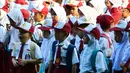 Seorang siswi menguap saat di halaman sekolah SDN 03, Pesanggrahan, Jakarta Selatan, Senin (16/7). Hari ini merupakan hari pertama masuk sekolah bagi para siswa dari jenjang TK hingga SMA untuk tahun ajaran 2018-2019. (Merdeka.com/Arie Basuki)