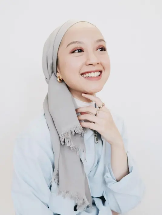 Influencer Gita Savitri tampil kasual dengan kemeja, inner dan hijab turban rawis warna abu-abu [@gitasav].