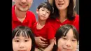 Ini gaya Kimbab Family saat rayakan HUT ke-77 RI. Mereka tampil kompak pakai kaos warna merah. (Instagram/kimbabfamily.official).