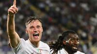 Bek Napoli asal Belanda, Sam Beukema (kiri). (Alberto PIZZOLI / AFP)