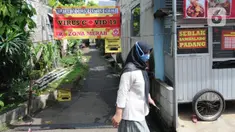 Kawasan pemukiman penduduk di RT 04/ RW 02 Kelurahan Srengseng Sawah, Jagakarsa, Jakarta, Selasa (25/05/2021). Satu RT di wilayah itu menerapkan lockdown skala mikro setelah 13 warga dikonfirmasi positif Covid-19 yang diduga tertular setelah melaksanakan mudik dan halal bihalal. (merdeka.com/Arie Ba