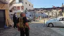 Serangan ini terjadi di tengah meningkatnya kekerasan di wilayah tersebut dan dapat memberikan tekanan pada gencatan senjata yang rapuh antara Israel dan Hamas di Gaza. Tampak dalam foto, seorang anggota Hamas berjaga di lokasi serangan Israel pada Selasa malam yang menghantam kamp pengungsi Palestina Ein el-Hilweh di kota pelabuhan Sidon, Lebanon, pada Rabu 19 November 2025. (AP Photo/Mohammed Zaatari)