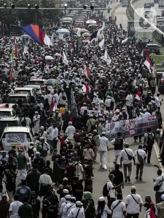 Massa dari sejumlah ormas longmarch saat akan berdemonstrasi di depan Gedung MPR/DPR/DPD, Jakarta, Rabu (24/6/2020). Dalam aksinya mereka menuntut Rancangan Undang-undang (RUU) Haluan Ideologi Pancasila (HIP) ditarik dari Program Legislasi Nasional (Prolegnas). (Liputan6.com/Johan Tallo)
