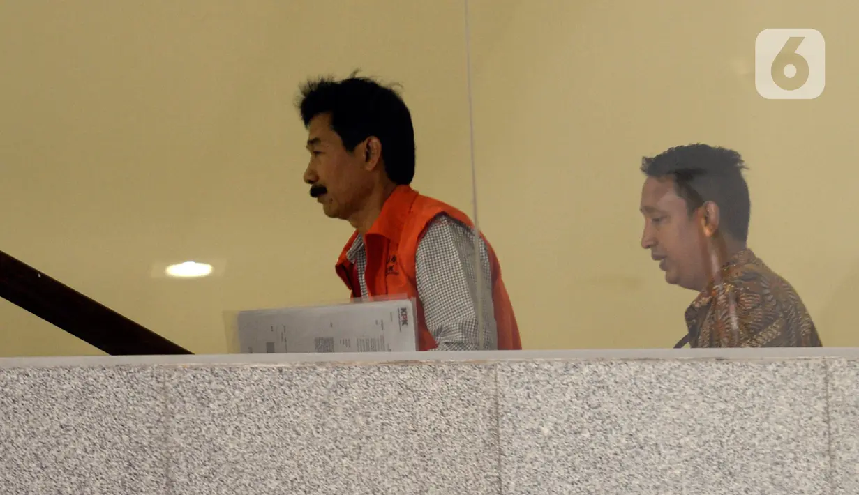 Bupati Solok Selatan, Muzni Zakaria bersiap untuk menjalani pemeriksaan di Gedung KPK, Jakarta, Kamis (13/2/2020). Muzni Zakaria diperiksa sebagai tersangka terkait kasus dugaan suap proyek pembangunan infrastruktur Jembatan Ambayan dan Masjid Agung di Solok Selatan. (merdeka.com/Dwi Narwoko)