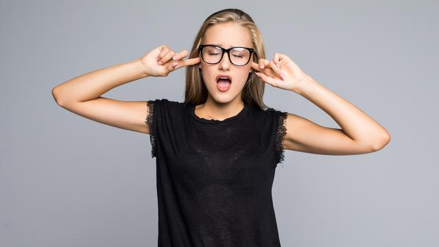 Ilustrasi menutup telinga