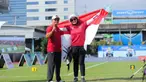 Atlet panahan Indonesia, Diananda Choirunisa (kanan) berpose usai memastikan meraih medali emas di nomor individual recurve putri SEA Games 2025 di Football Field 1, Sports Authority of Thailand, Bangkok, Rabu (17/12/2025). Kontingen Indonesia kembali menambah pundi-pundi emas di SEA Games 2025 Thailand. (Bola.com/Bagaskara Lazuardi)