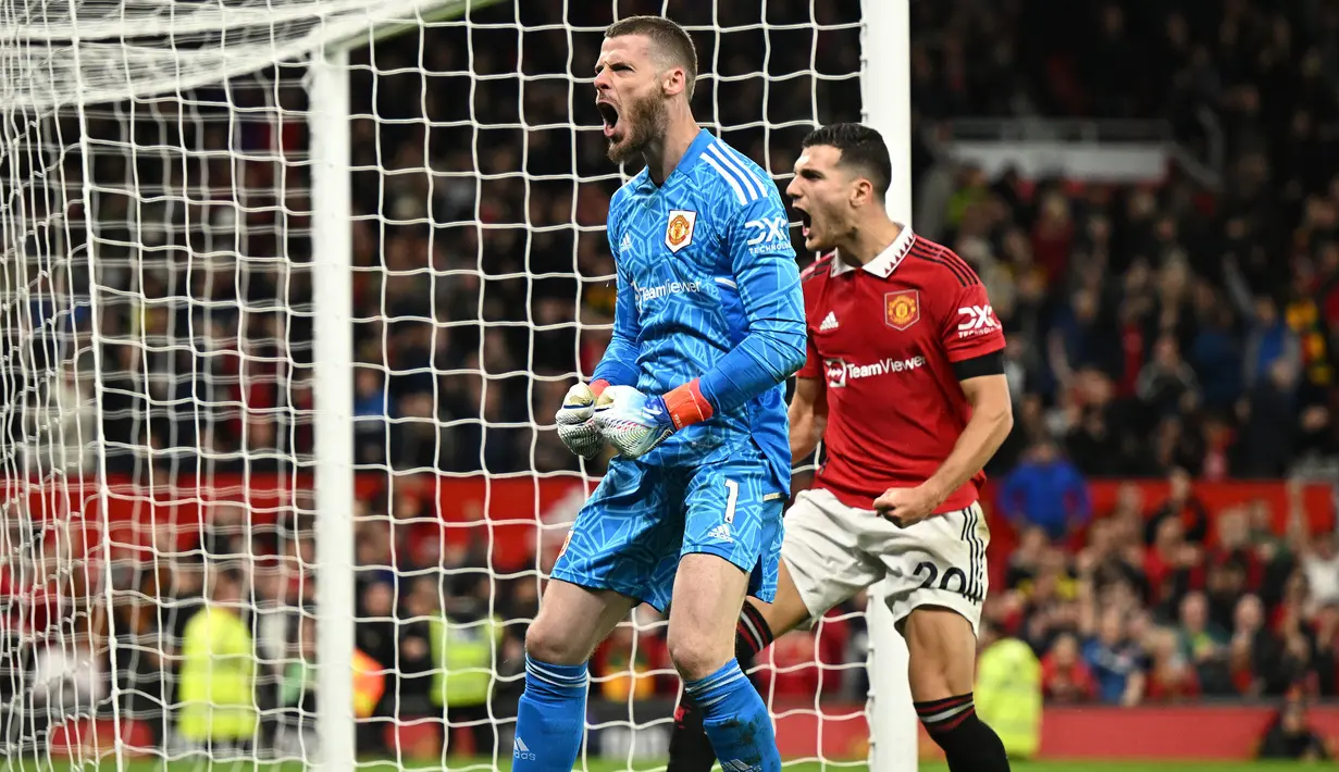 <p>David De Gea bisa dikatakan sebagai pemain yang paling konsisten sejak awal musim bahkan sebelum Erik Ten Hag mendarat ke Manchester United. Kiper asal Spanyol tersebut sejauh ini berhasil mencatatkan 8 cleansheet, atau kedua teratas di Liga Inggris musim 2022/2023. Ia juga berhasil tampil gemilang di Liga Europa 2022/2023 dengan membuat 4 cleansheet dari 6 penampilannya. Jika penampilan impresifnya terus berakhir hingga akhir musim, bukan tak mungkin David De Gea mampu menyabet penghargaan Sarung Tangan Emas Liga Inggris. (AFP/Oli Scarff)</p>