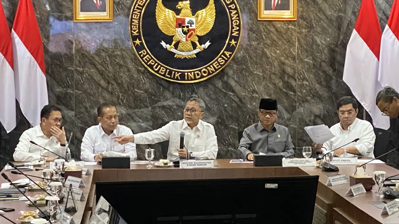 Menteri Koordinator Bidang Pangan, Zulkifli Hasan, dalam Rakortas di Kemenko Bidang Pangan, Senin (20/4/2026). (Liputan6.com/Tian)