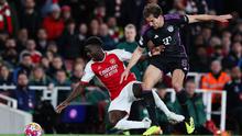 Gelandang Bayern Munich, Leon Goretzka (kanan) berebut bola dengan Bukayo Saka (Arsenal) selama pertandingan sepak bola leg pertama perempat final Liga Champions di Emirates Stadium, London, pada 9 April 2024. (Adrian DENNIS/AFP)