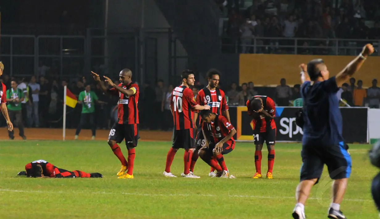 Sejumlah pemain Persipura Jayapura tertunduk usai dikalahkan Persib Bandung 3-5 dalam laga final Indonesia Super League di Stadion Gelora Sriwijaya, Palembang, (7/11/2014). (Liputan6.com/Helmi Fithriansyah)
