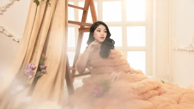 6 Gaya Pemotretan Anneth Delliecia Paling Curi Perhatian, Bikin Pangling