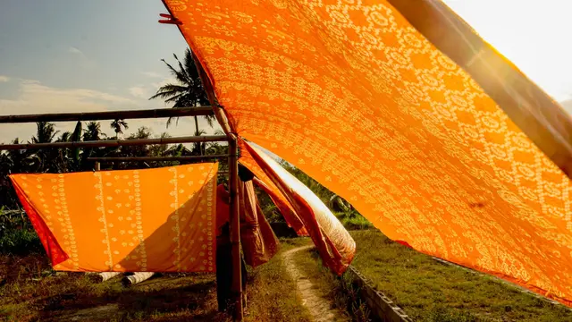 Kain Sasambo merupakan batik khas NTB dengan motif yang kental akan budaya adat Lombok-Sumbawa serta flora dan fauna, seperti rumah sasak, bambu, bunga dan bintang laut.