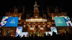 Balai kota Paris mendapatkan dekorasi baru yang terinspirasi dari Olimpiade 2024, di Paris, Selasa (28/11/2023). (Dimitar DILKOFF / AFP)