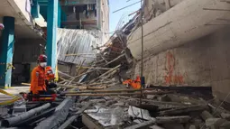 Hingga Jumat 3 Oktober 2025, proses pencarian korban dan pemindahan material bangunan masih dilakukan tim pencari dan penyelamat gabungan. (BASARNAS via AP)