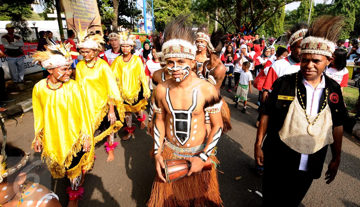 Perwakilan pelajar dan mahasiswa Papua mengikuti Kirab Kebangsaan Indonesia Raya di Cibinong, Kab Bogor, Minggu (14/5). Kirab diikuti puluhan organisasi kepemudaan se Kabupaten Bogor. (Liputan6.com/Helmi Fithriansyah)