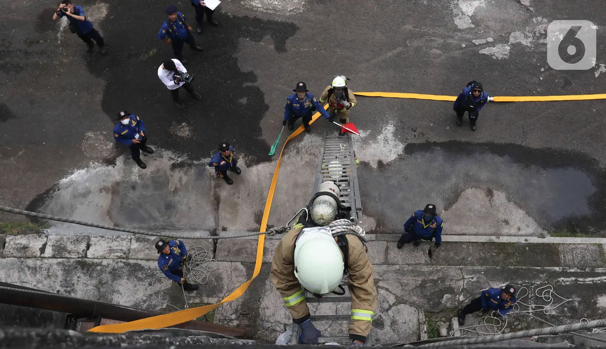 Peserta lomba Jakarta Fire and Rescue Competition 2022 di Pusdiklat Gulkarmat, Ciracas, Jakarta Timur, Senin (21/3/2022). Lomba tersebut diikuti oleh Dinas Penanggulangan Kebakaran dan Penyelamatan (Gulkarmat) sektor DKI Jakarta yang digelar 21 hingga 25 Maret 2022. (Liputan6.com/Herman Zakharia)