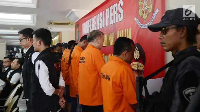 FOTO: 6 Tersangka Pengaturan Skor Diserahkan ke Kejagung