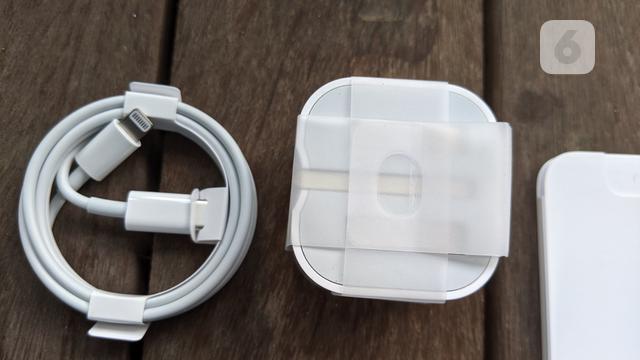 Unboxing iPhone 11 Pro. Liputan6.com/Yuslianson