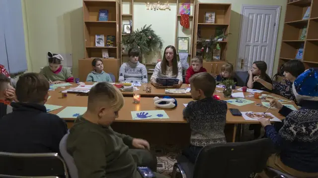 Anak-anak korban trauma perang Ukraina di Pusat Rehabilitasi Sosial dan Psikologis di Boyarka, Ukraina, Rabu, 7 Desember 2022. (Vasilisa Stepanenko/AP Photo)