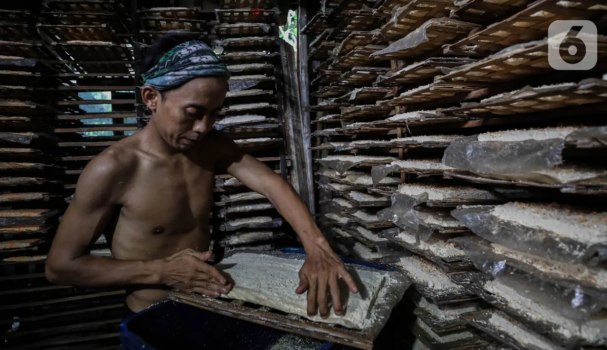Pemerintah juga turut berkontribusi pada pengembangan UMKM melalui penyaluran subsidi bunga kredit usaha rakyat KUR). (Liputan6/Angga Yuniar)